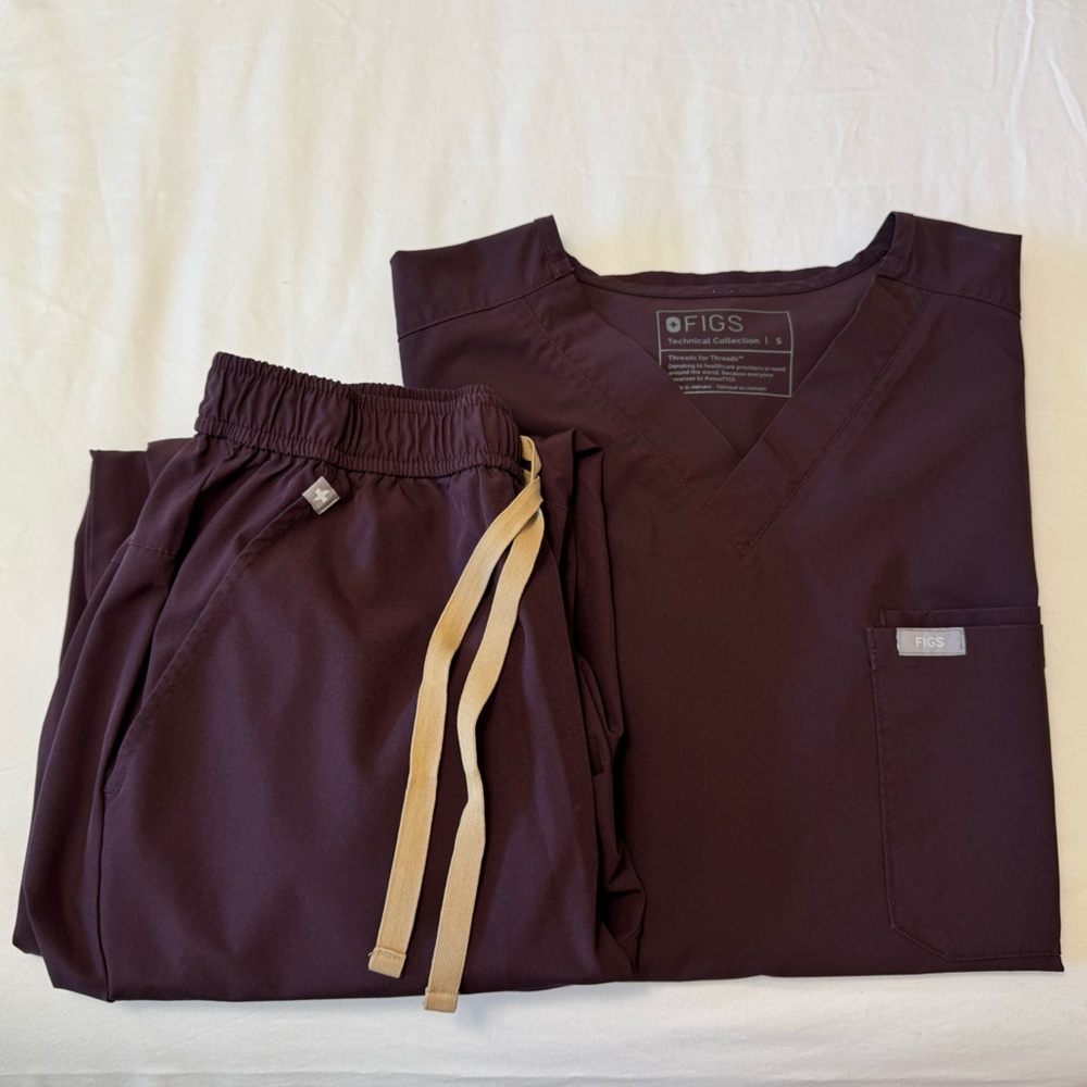 Men’s FIGS Dark Fig Scrub Set